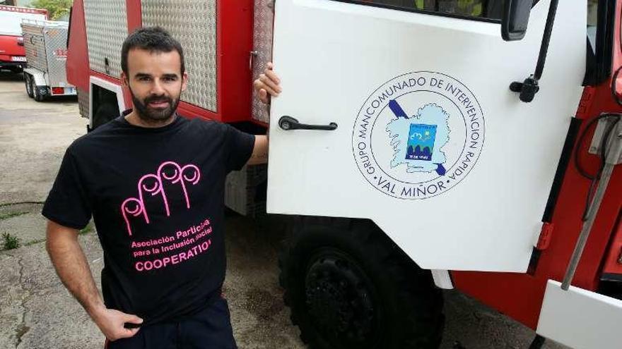 Pablo Martínez, con la camiseta de su ONG, en la sede del GES. // M. G. Brea