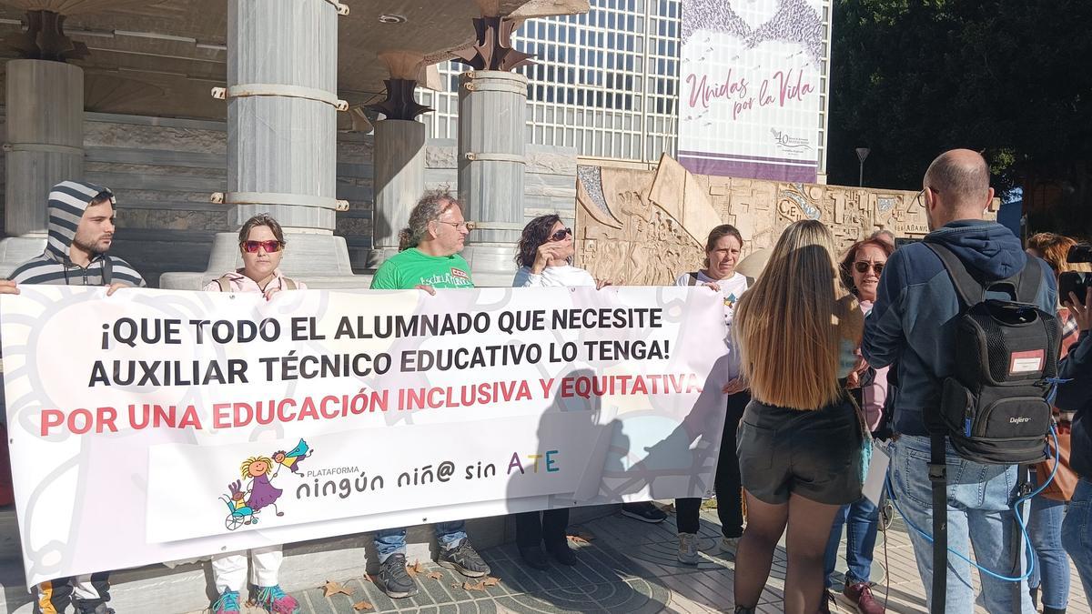 Un momento de la concentración este lunes en la puerta de la Asamblea, en Cartagena.