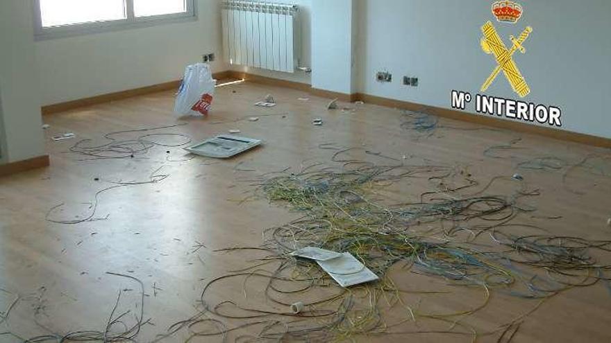 Restos de los cables sustraidos en un edificio de Porriño. // Guardia Civil