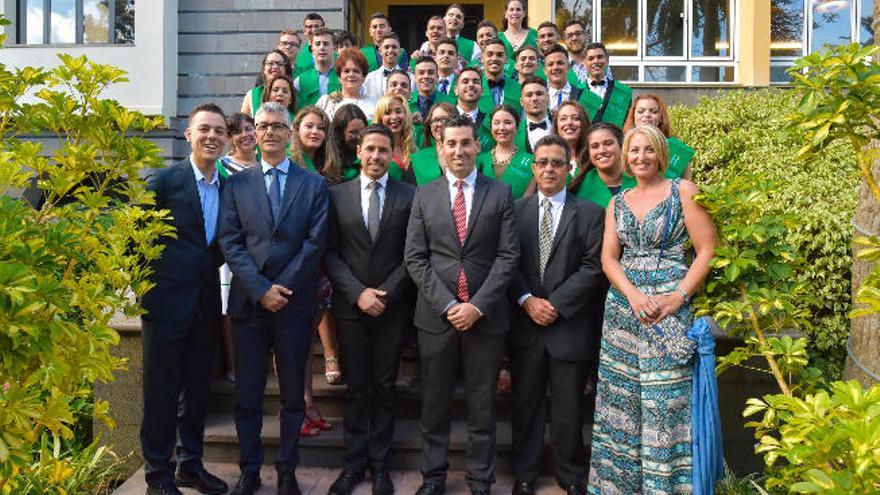 Imagen de familia de los alumnos que se graduaron ayer en el Hotel Escuela de Santa Brígida.