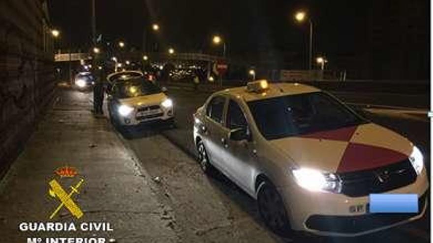 El taxi interceptado en Vigo. // Guardia Civil