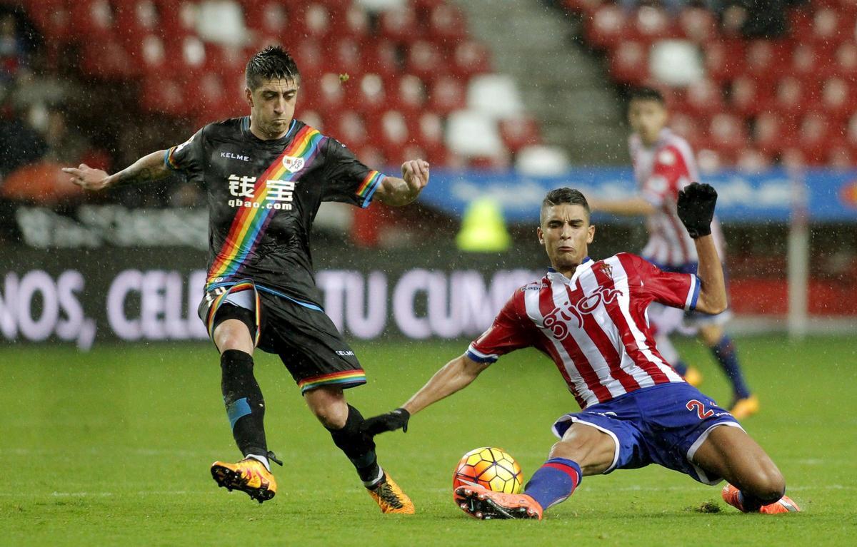 Pablo Hernández, en un Sporting de Gijón-Rayo Vallecano, en El Molinón.