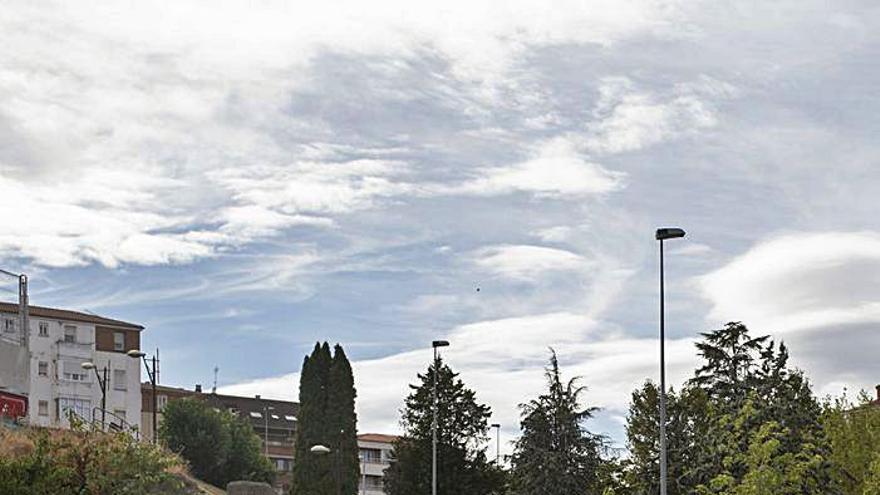 Al fondo, restos de las “almenas”del túnel del ferrocarril Zamora-Ourense. | Nico Rodríguez