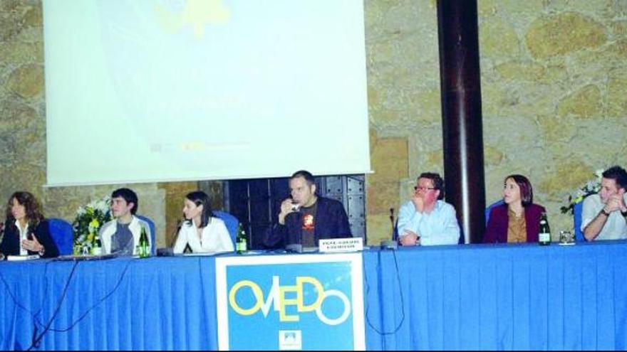 Pepe Colubi, en el centro, ayer durante la mesa redonda «Experiencias de éxito escolar y académico».