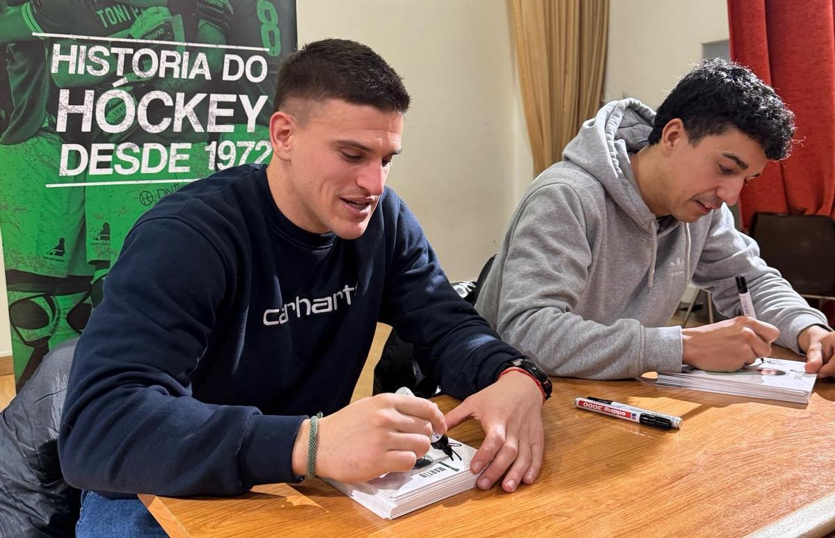 Martín y Xaus firman autógrafos durante el estreno de la iniciativa 'De aquí coma ti' del Liceo