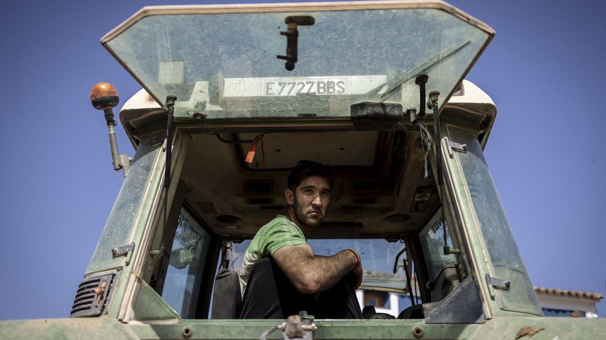 Joaquín Gimeno, en su tractor, ayudaba este martes en una calle de Azuara, su pueblo, a retirar escombros.