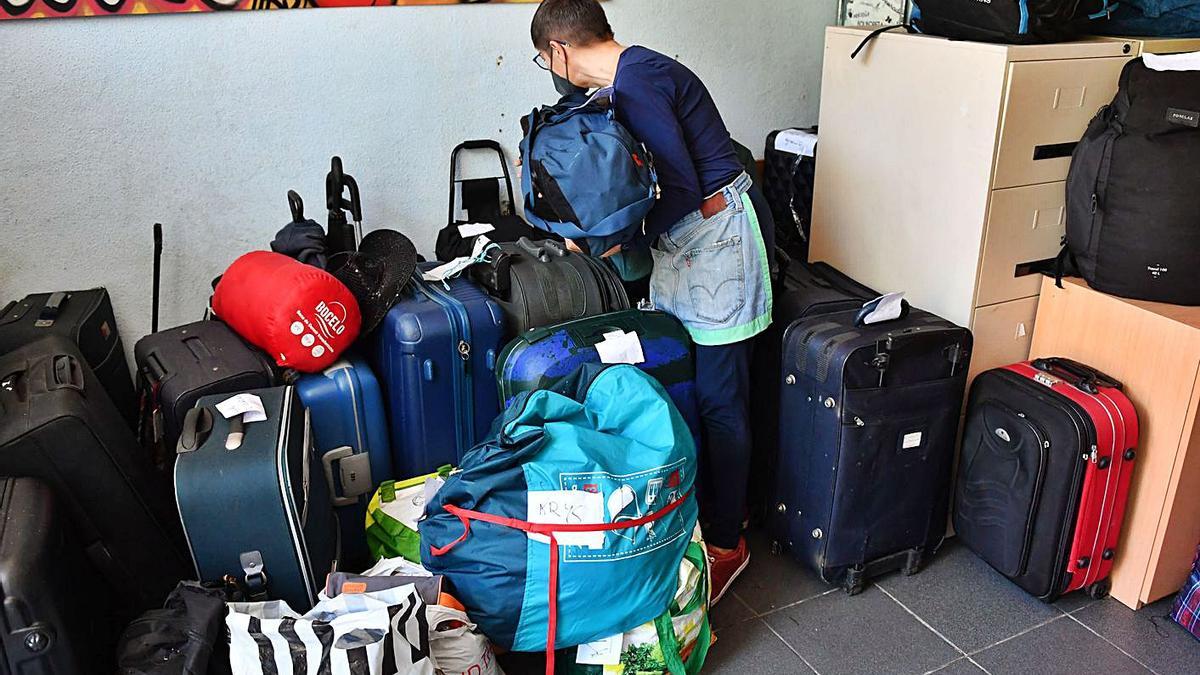 Maletas en el punto de calor del Comité Anti Sida.   | // VÍCTOR ECHAVE