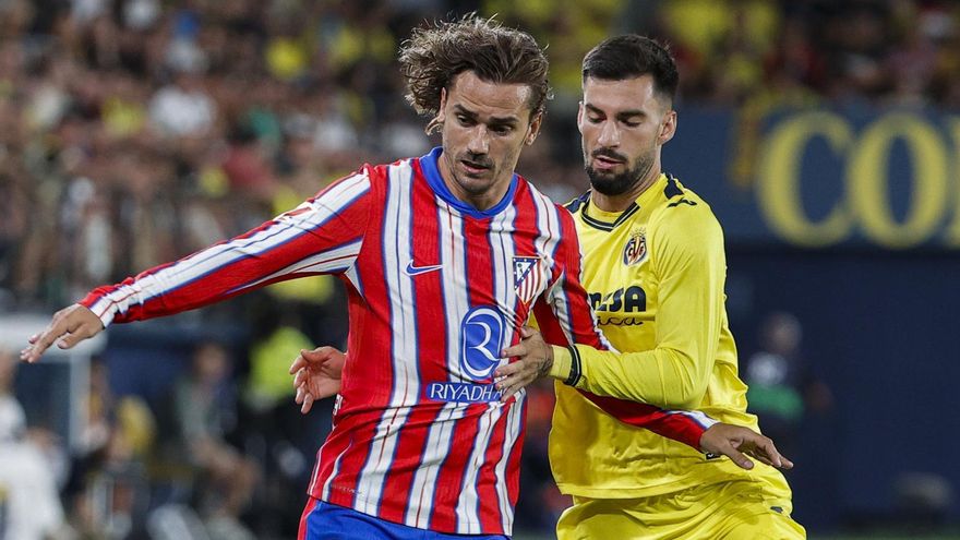 Baena presiona a Griezmann, ayer.