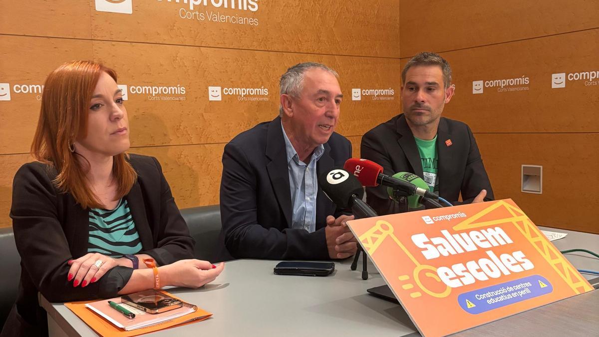 Verónica Ruiz, Joan Baldoví y Gerard Fullana en la presentación de la campaña Salvem Escoles.