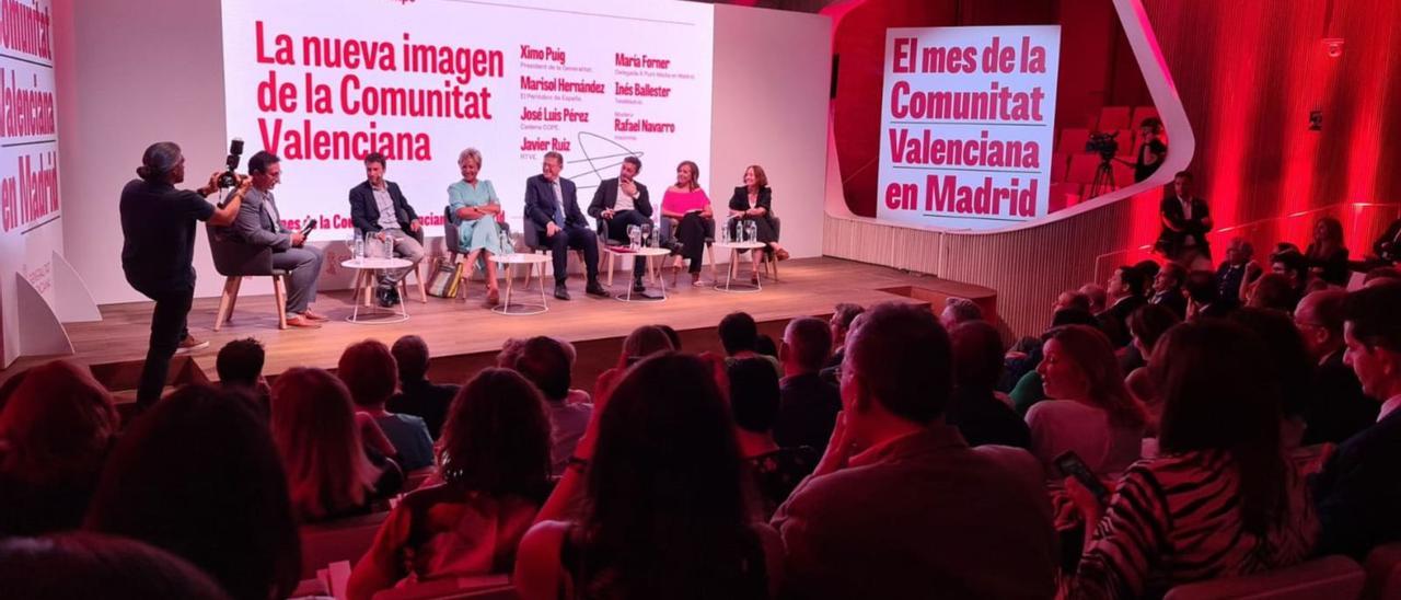 Puig, en el centro, durante un encuentro con periodistas ayer en Madrid. | J. FAURÓ