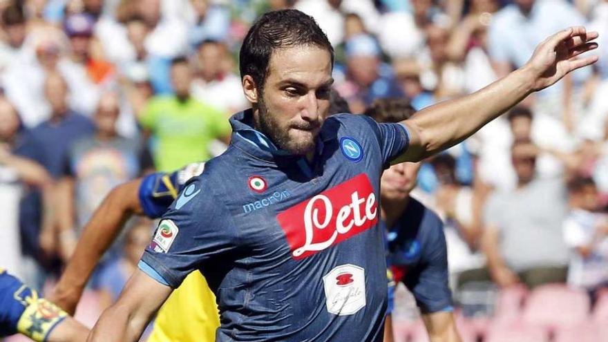 Higuaín lanza un penalti durante el pasado campeonato.  // Ciro de Luca