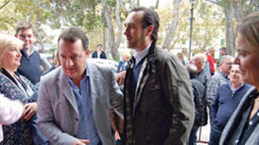 Rafel Torres y José Ramón Bauzá saludan a los congregados ante la sede del PP de Inca.