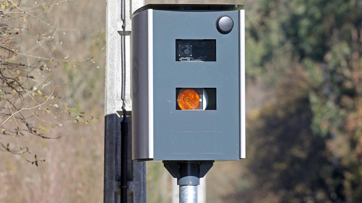 Modelo de nuevo radar de velocidad que se está instalando en Vigo.