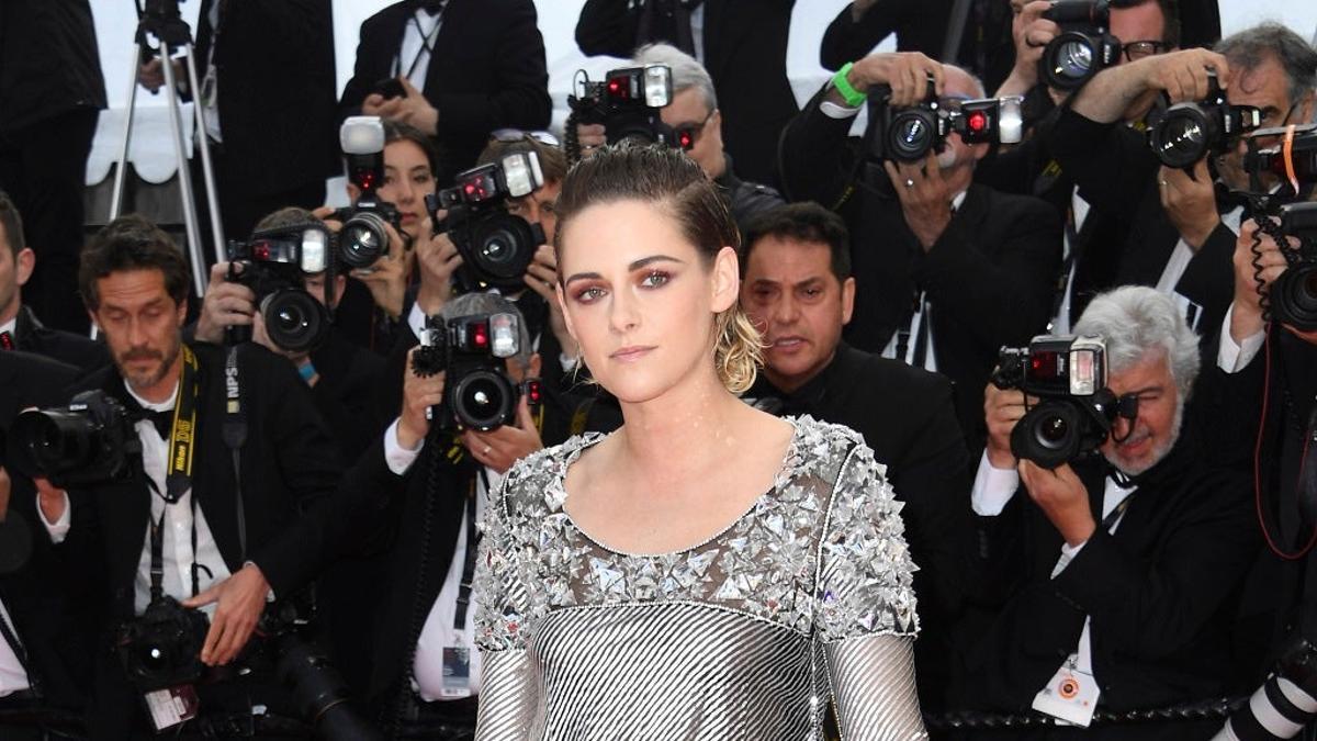 Kristen Stewart pasea descalza por la alfombra roja en Cannes