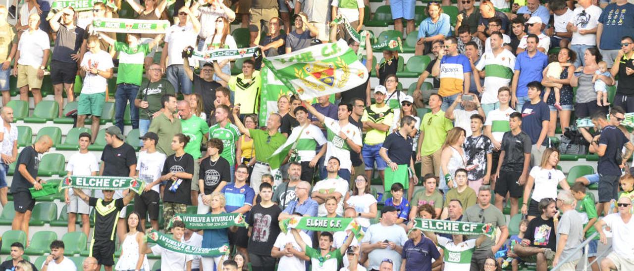 Aficionados del Elche ilusionados antes del partido del pasado sábado frente al Fuenlabrada.