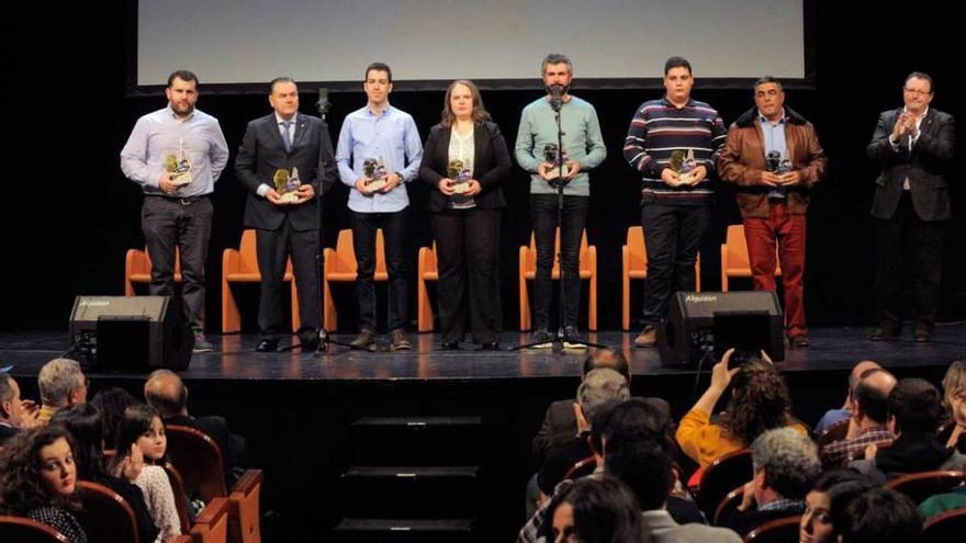 Arsenio Ruiz, Jorge Tuya, Álvaro Álvarez, Lorena Corripio, Ricardo Soberado, Alejandro Peláez y &quot;El Maestru&quot;, con el premio, aplaudidos por Juan Carlos González.