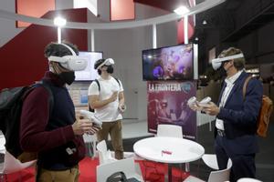 Varios visitantes prueban la tecnología de realidad virtual de la empresa española La Frontera, una de las empresas españolas que presentan sus productos en el Pabellón de España del Congreso Mundial de Móviles (MWC) de Barcelona, donde el metaverso se ha colado como estrella después de ser elevado a los altares por el estadounidense Mark Zuckerberg. EFE/Quique García