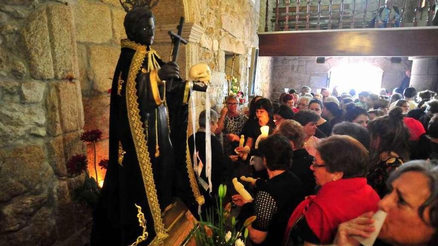 En la iglesia se venera a San Benito de Palermo. // Iñaki Abella