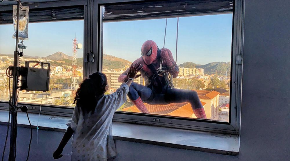 El Materno Infantil recibe la visita sorpresa de Spiderman