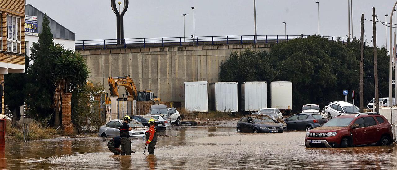 El polígono industrial Vereda Sud de Beniparell fue uno de los más afectados por el temporal de la semana pasada con negocios y coches inundados.  | M. A. MONTESINOS