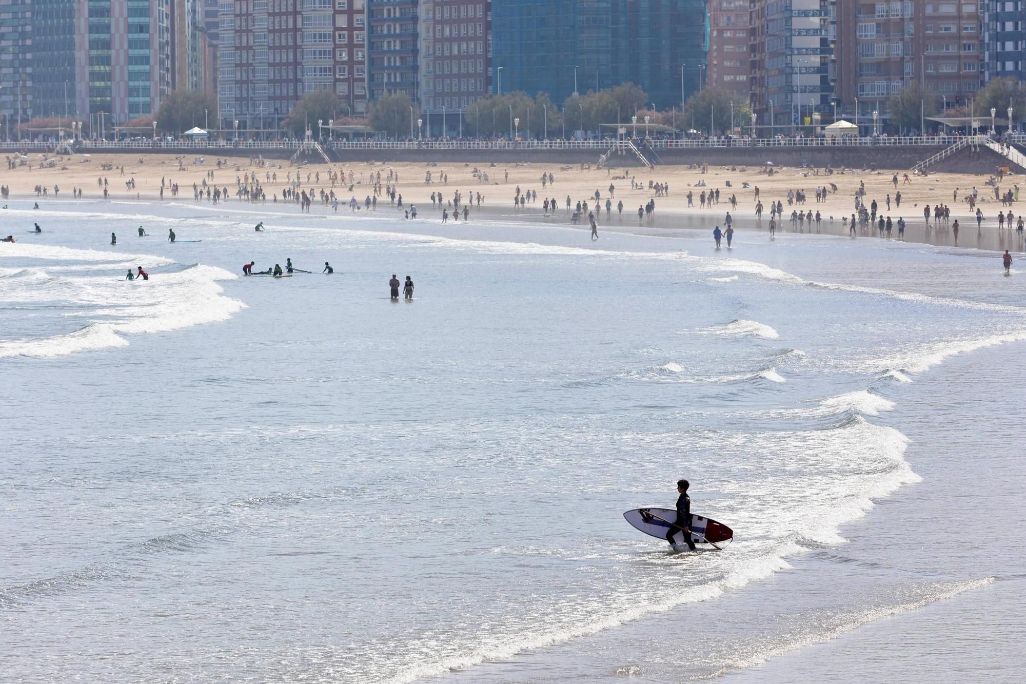 Ambiente playero en Gijón tras otra jornada de sol y calor (en imágenes)