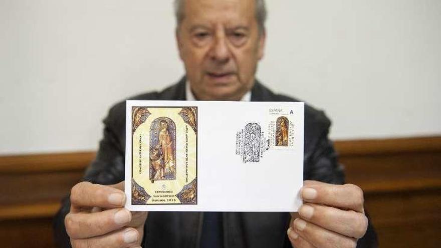 José Barros Cachaldora, con la tarjeta, el sobre y el sello./B.Lorenzo