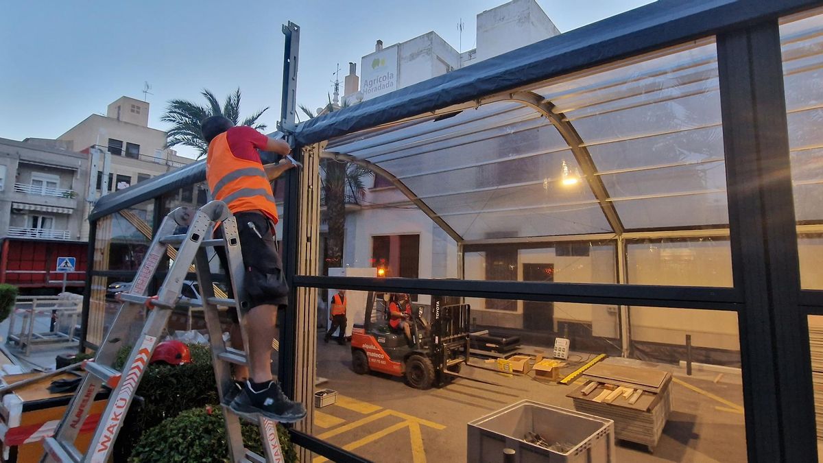 Trabajos de instalación de la carpa arrendada para proteger el belén monumental