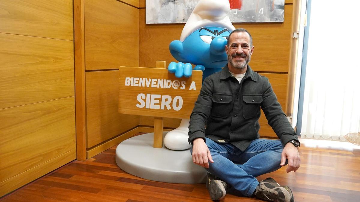 El alcalde sierense, con la figura del "Pitufo Gruñón" que hay en el Ayuntamiento.