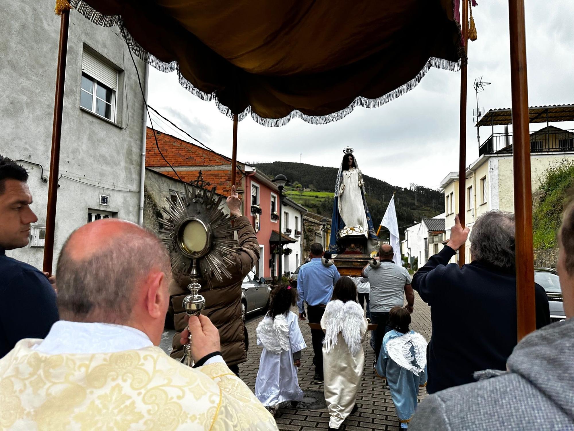 El "especial" domingo de Pascua de Piantón (Vegadeo), el pueblo que mantiene viva una tradición del siglo XVII