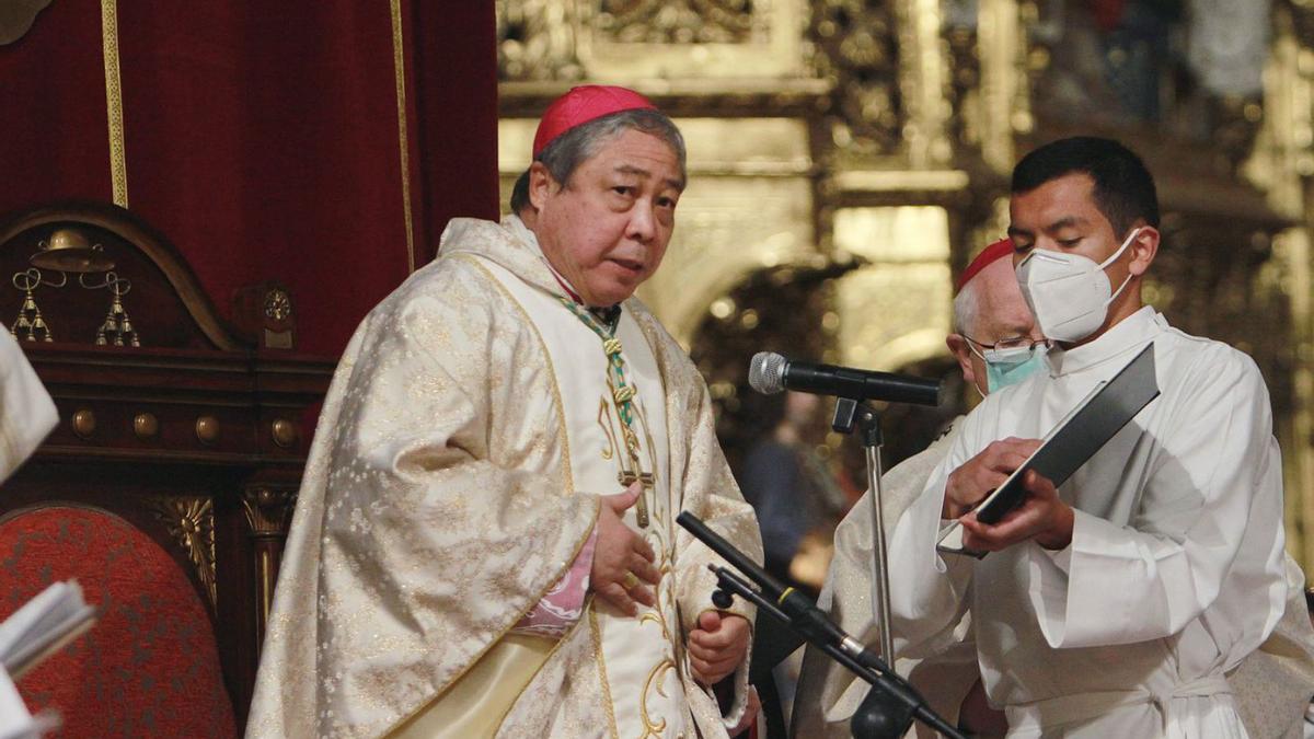 El representante del papa Francisco en España, el nuncio Bernardito Auza, en la catedral.   // IÑAKI OSORIO