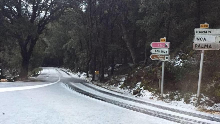 Carretera nevada cerca de Lluc.