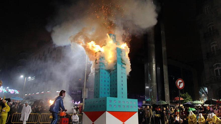 Momento de la quema del meco del carnaval de 2013 // R. Grobas