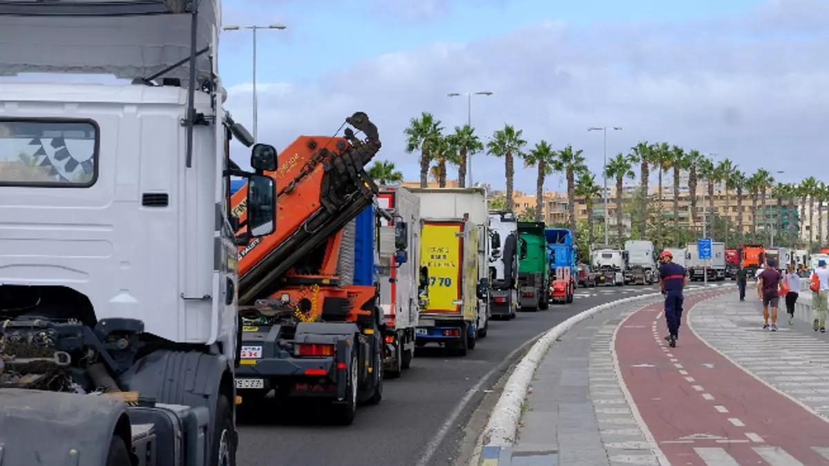 Camiones en la avenida Marítima de Las Palmas de Gran Canaria.