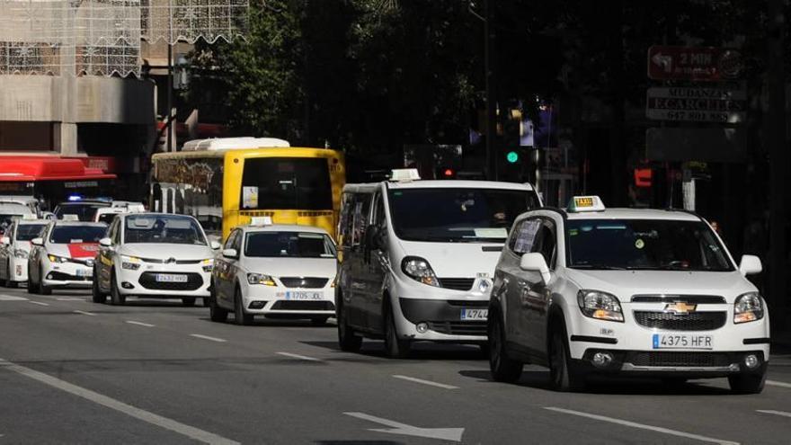 Protesta de taxistas de otros municipios ayer por el centro de la ciudad de Murcia para reclamar espacio en Corvera.