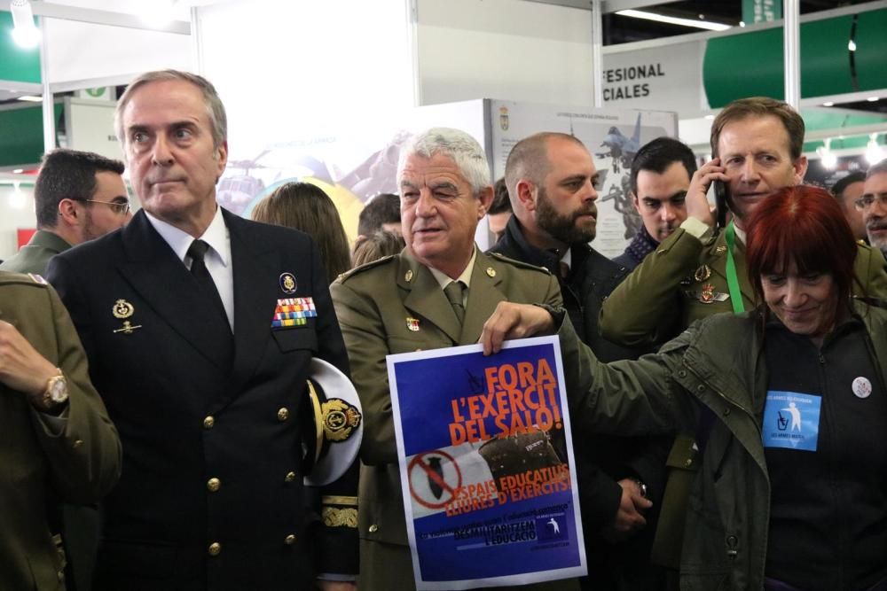 Soldats uniformats al Saló de l'Ensenyament de Barcelona