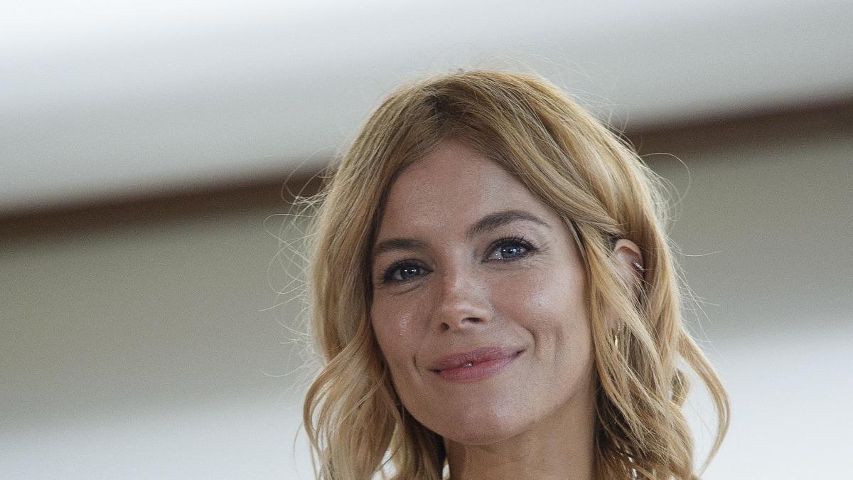 Sienna Miller con maquillaje efecto cara lavada