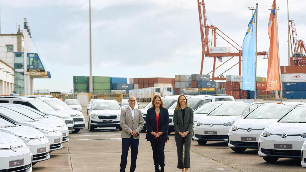 Beatriz Calzada, en el centro durante la presentación de los coches eléctricos.