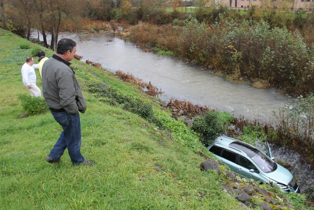 Cae un coche al río en Grado