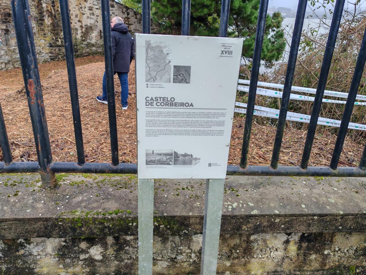 Cartel informativo sobre el castillo de Corbeiroa instalado por la Xunta a la entrada de este BIC, en terrenos del albergue.