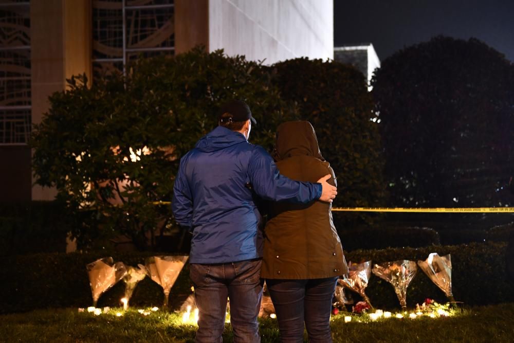 Cientos de personas han tomado parte en actos de recuerdo a las víctimas del ataque antisemita en Pittsburgh.