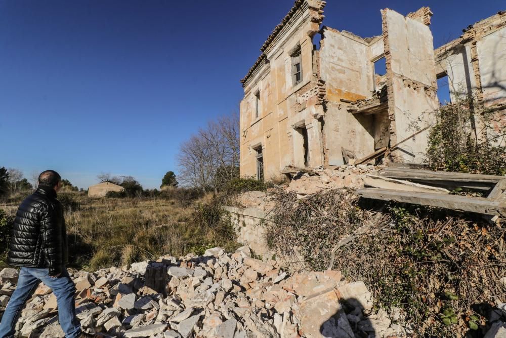 La antigua estación de Agres se viene abajo