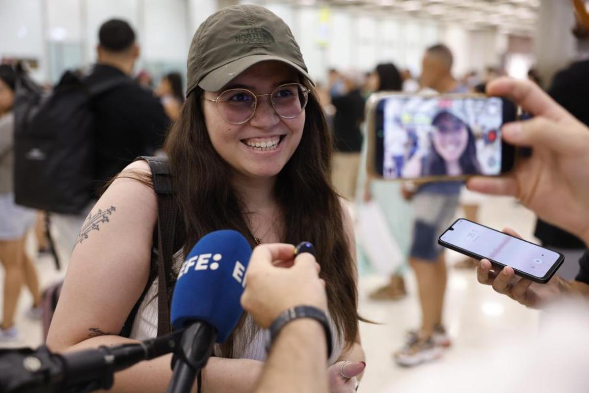Imágenes de los controles aleatorios de pasaporte hoy en los aeropuertos de Madrid Barajas y Barcelona el Prat