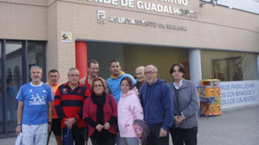 Vecinos en el polideportivo.