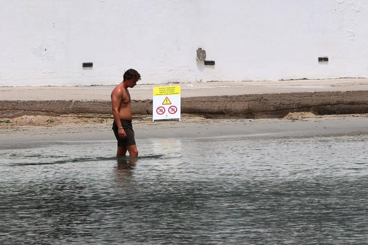 Galería: cerrada al baño la Platja d'en Xinxó por vertidos fecales