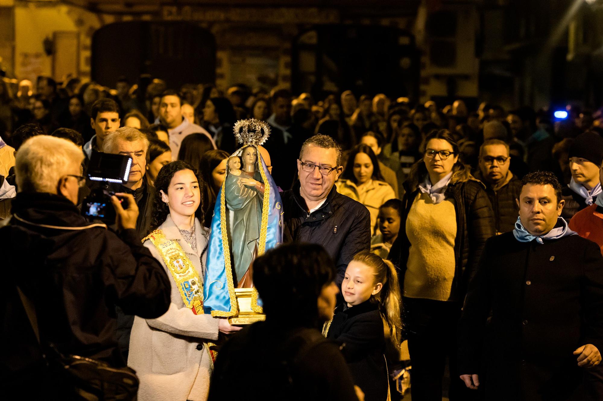 Devoción en Benidorm en la procesión de L'Alba