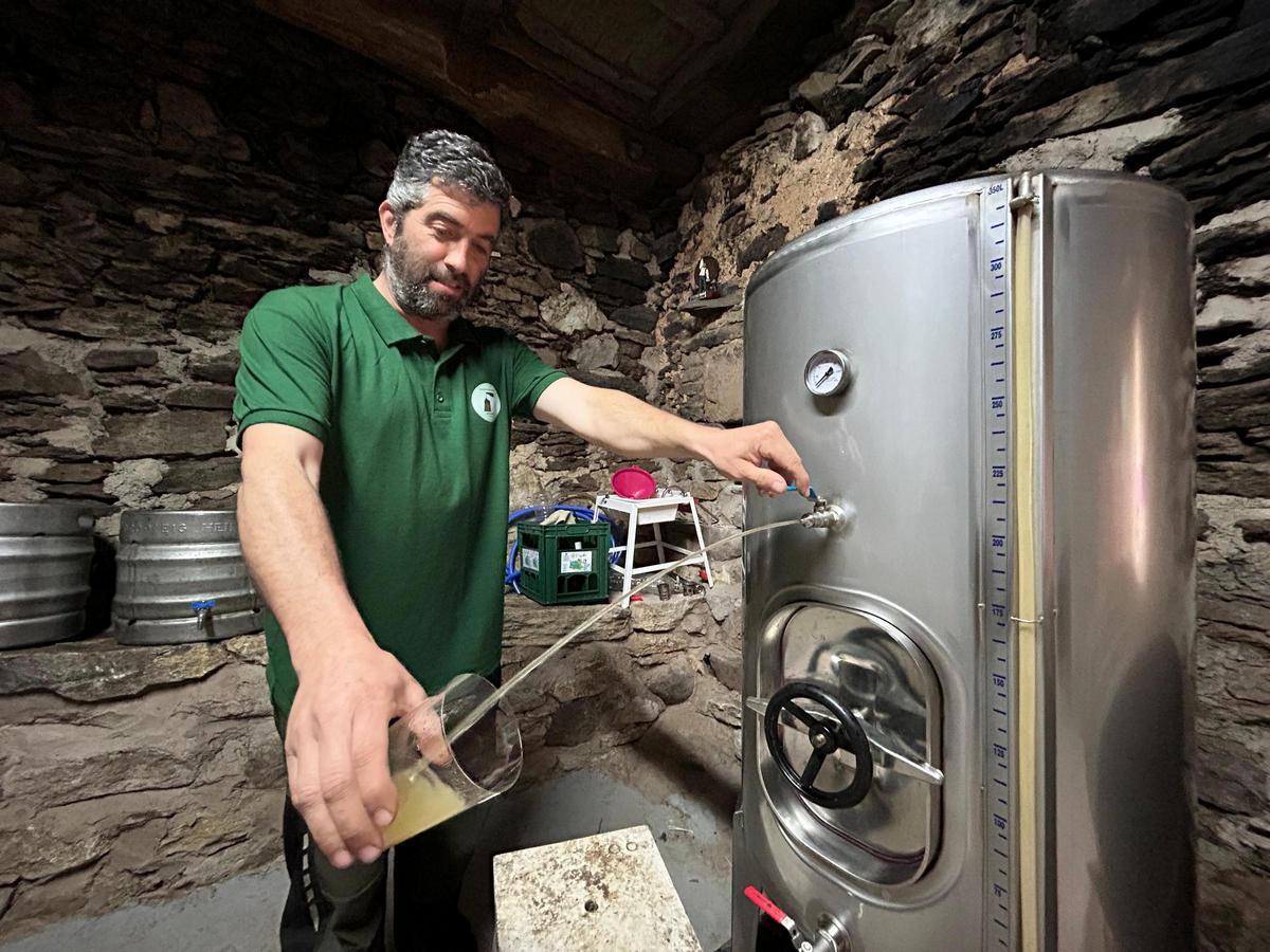 Marcos Rodrigúez sirivendo un culín de sidra casera.