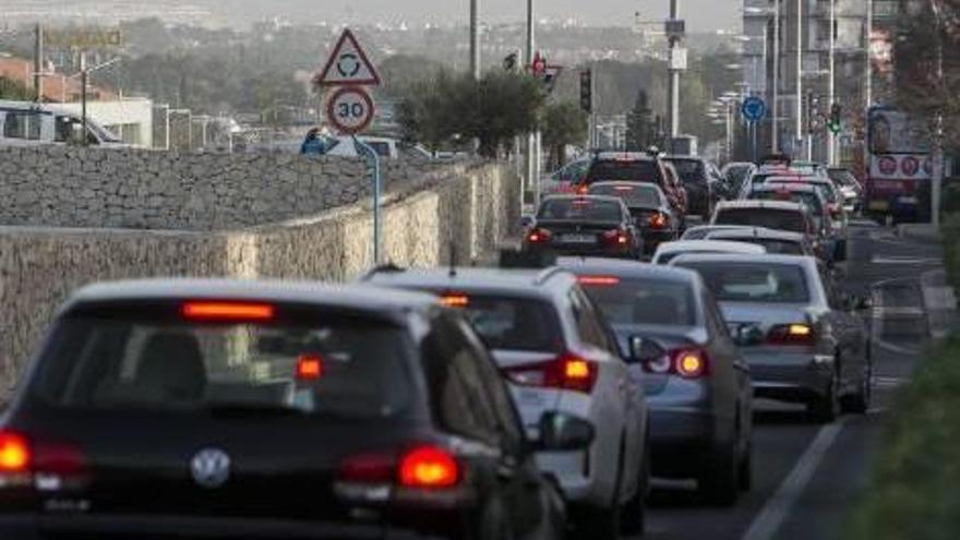 Monumental atasco en la rotonda de la  Vía Parque con la avenida de Dénia