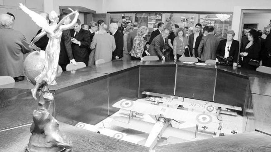 La inauguración de la sede del Círculo Aeronáutico Jesús Fernández Duro, con el trofeo de la Copa de los Pirineos que éste ganó en 1906.