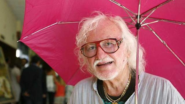 El artista Matt Lamb, fundador de Paraguas por la Paz, antes de iniciar los talleres.