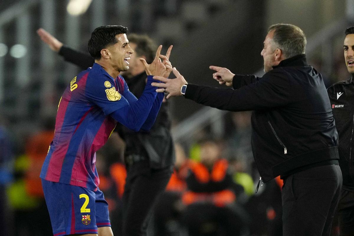 Cancelo y Flick durante el partido ante el Atlético
